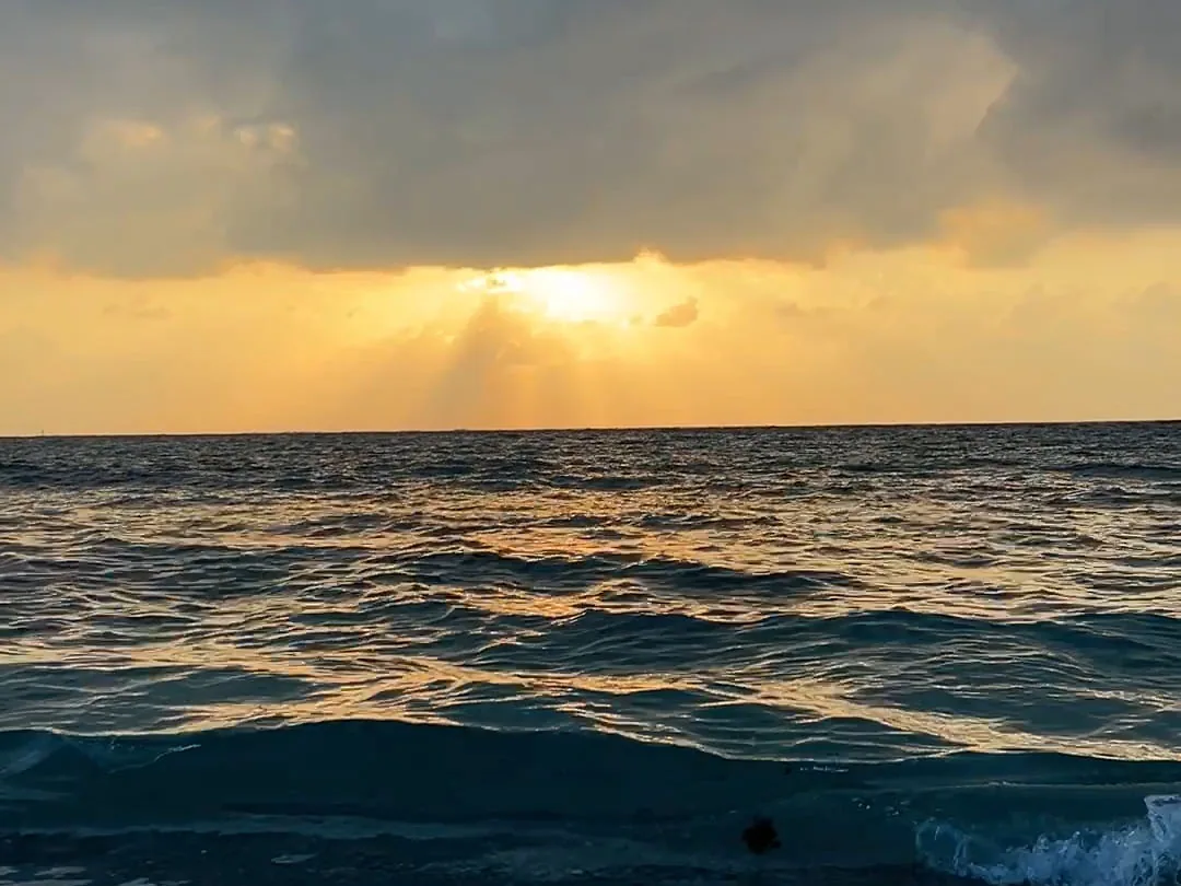 宮古島の夕暮れの海